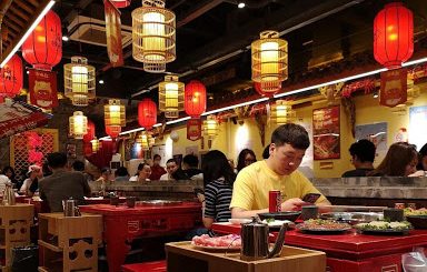 People have dinner in a hot pot restaurant as usual in China Featured Photo by Yunjia Hou
Oct.7,2020. Photo credit: Yunjia Hou